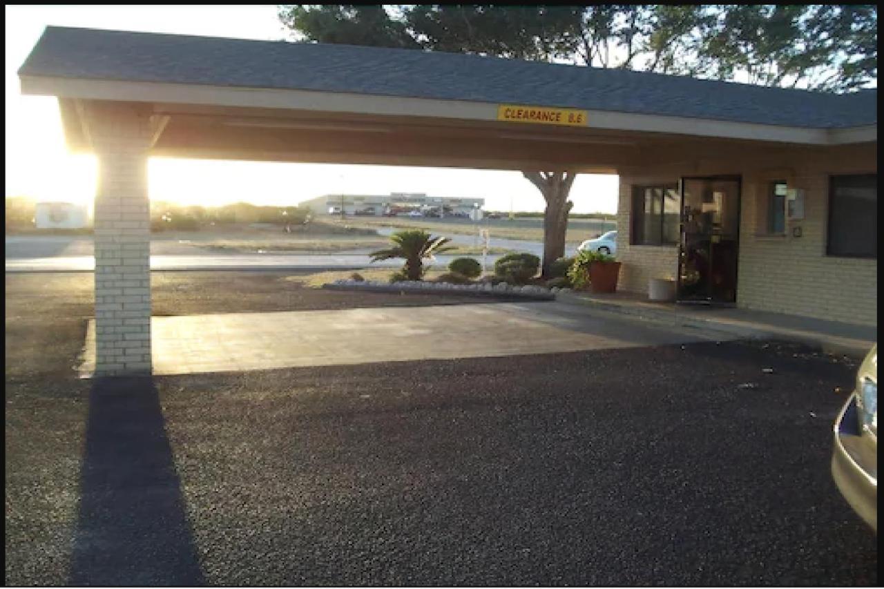 Hebbronville Executive Inn Exterior photo